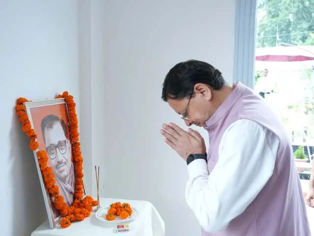 दीनदयाल उपाध्याय की जयंती पर मुख्यमंत्री धामी ने अर्पित किए पुष्प