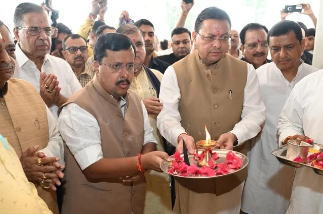 नैनीताल दौरे पर बेरी पड़ाव पहुंचे सीएम धामी, मंदिर में टेका माथा
