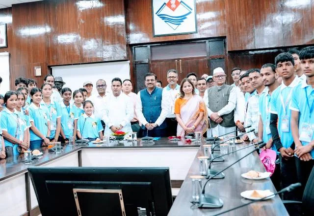मुख्य सचिव आनंद बर्द्धन ने देवप्रयाग के मेधावी विद्यार्थियों से की मुलाकात