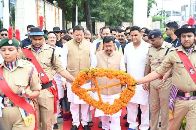 सीएम धामी ने हल्द्वानी शहीद स्मारक पर अमर शहीदों को किया नमन