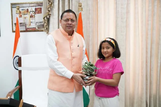 सीएम धामी से मिले माउंट किलिमंजारो फतह करने वाले नन्हे पर्वतारोही