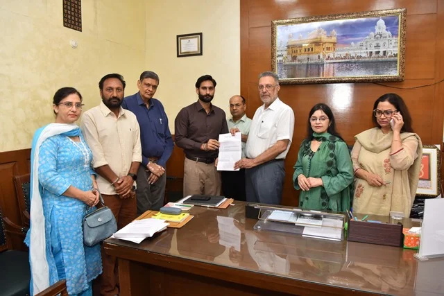 स्वास्थ्य मंत्री ने छह नवनियुक्त खाद्य सुरक्षा अधिकारियों को सौंपे नियुक्ति पत्र