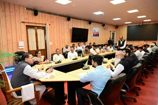 उत्तराखंड भ्रमण पर आए हरियाणा के युवाओं ने सीएम धामी से की मुलाकात