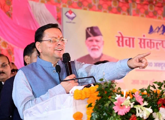 देहरादून में सेवा संकल्प अभियान के शिविर में पहुंचे सीएम धामी