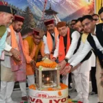 धामी ने काशी विश्वनाथ मंदिर में पूजा-अर्चना की