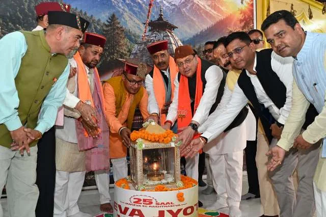 धामी ने काशी विश्वनाथ मंदिर में पूजा-अर्चना की