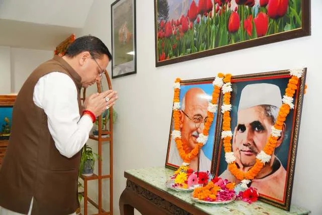 धामी ने गांधी जयंती पर महात्मा गांधी और लाल बहादुर शास्त्री को किया नमन
