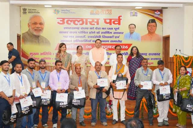 पूर्ण साक्षर राज्य बनने पर आयोजित कार्यक्रम में शामिल हुए सीएम धामी