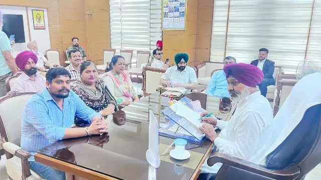 मुलाजिमों की समस्याओं पर वित्त मंत्री चीमा ने की बैठक