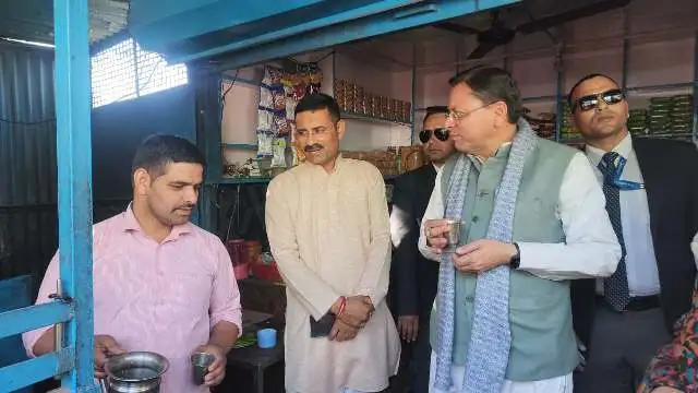 श्रीनगर में चाय की दुकान पर रुके सीएम धामी