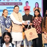 सीएम धामी ने 149 मेधावी बालिकाओं को स्मार्टफोन देकर किया सम्मानित