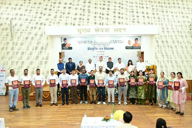 सीएम धामी ने 332 नव नियुक्त कार्मिकों को सौंपे नियुक्ति पत्र