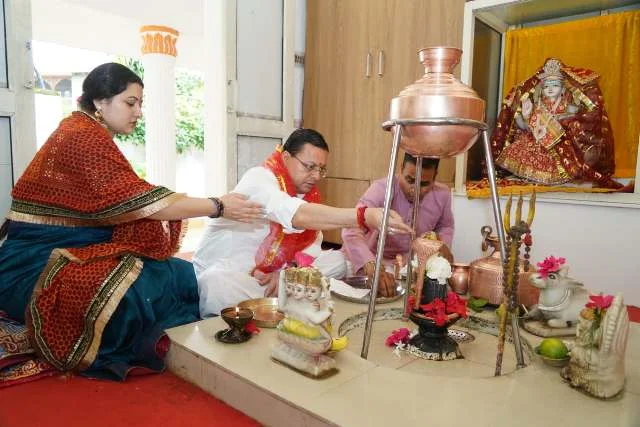 सीएम धामी ने नवरात्रि के पहले दिन की मां दुर्गा की पूजा