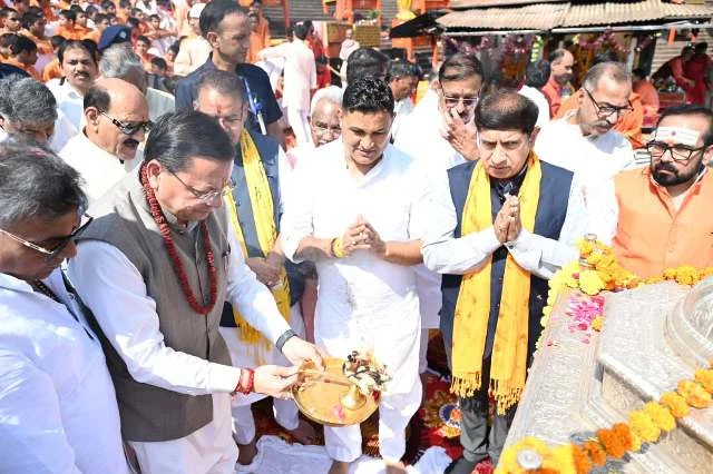 सीएम धामी ने मंत्रिमंडल के साथ मां गंगा की पूजा-अर्चना की