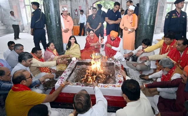 सीएम सैनी ने नवरात्र के पहले दिन माता मनसा देवी के किए दर्शन